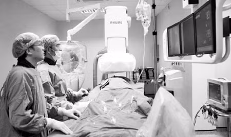 Các bác sĩ Bệnh viện Tim Hà Nội thực hiện kỹ thuật chụp mạch đặt Stent cho người bệnh.