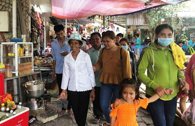 Rất đông du khách tham quan đỉnh Núi Cấm.