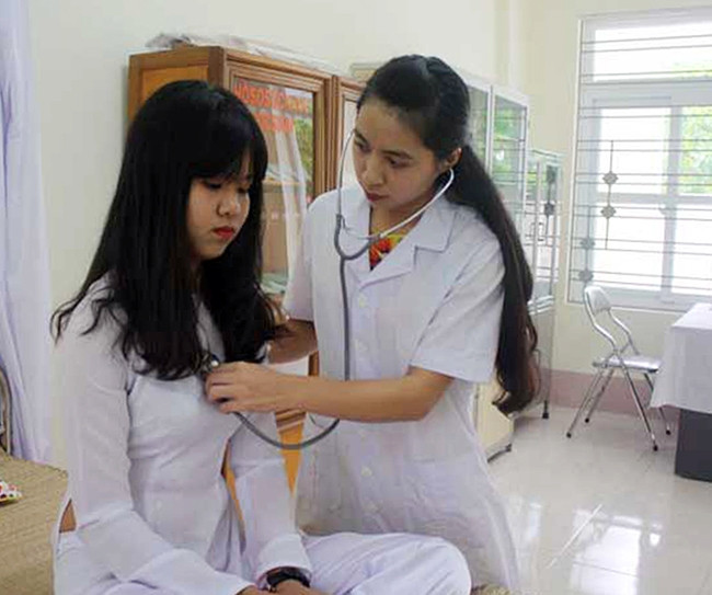 Từ nguồn BHYT, học sinh Trường THPT chuyên Hoàng Văn Thụ (tỉnh Hòa Bình) được khám bệnh ban đầu ngay tại trường. Ảnh: VIỆT LÂM