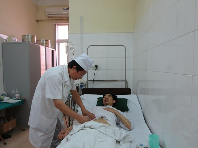 PGS, TS Hoàng Mạnh An kiểm tra sức khỏe cho người bệnh ghép tụy-thận.