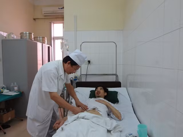 PGS, TS Hoàng Mạnh An kiểm tra sức khỏe cho người bệnh ghép tụy-thận.