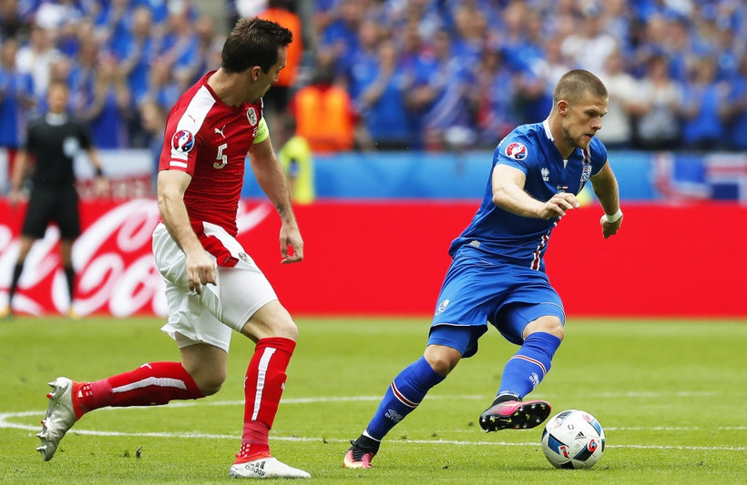 Đội Iceland (áo xanh) xuất sắc giành quyền vào vòng 1/8 với vị trí thứ hai bảng F. (Nguồn: sina)