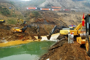 Ngăn dòng xây dựng nhà máy thủy điện ngòi phát.