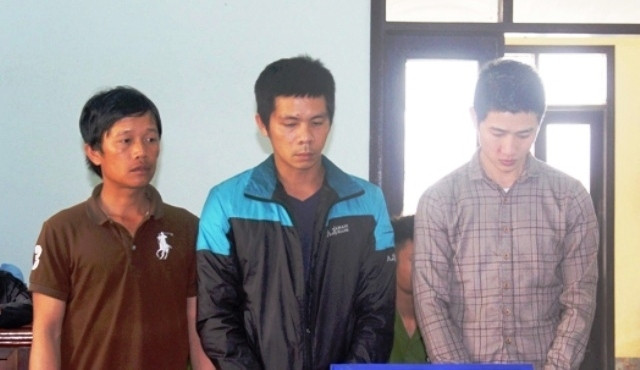 Ba đối tượng hành hung bác sĩ tại phiên tòa.