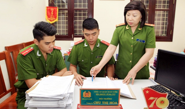 Lực lượng Cảnh sát điều tra tội phạm về ma túy Công an quận Hoàn Kiếm bàn phương án bắt giữ tội phạm.