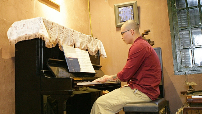 Nguyễn Đức Bình chơi Piano sau những giờ tập luyện mệt mỏi