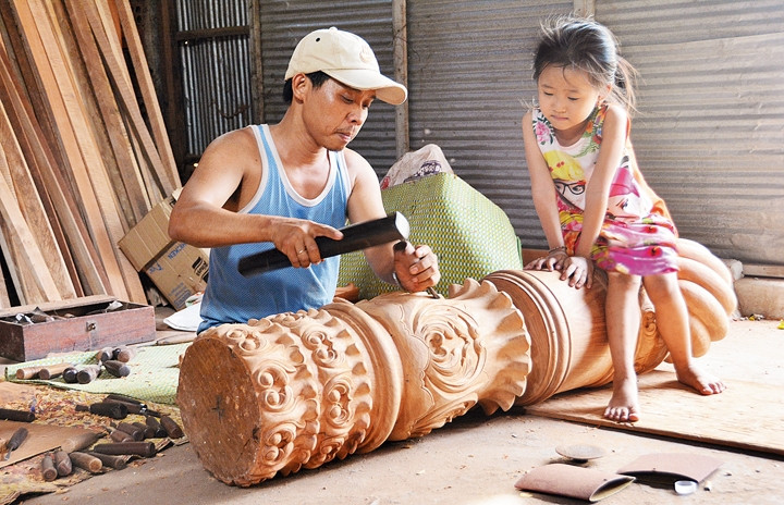 Anh Tý trong xưởng mộc ở Phnom Penh (Campuchia).