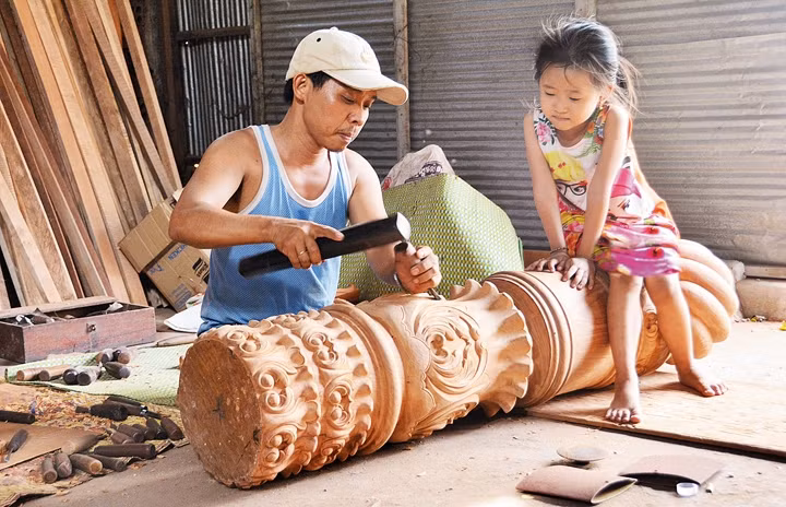Anh Tý trong xưởng mộc ở Phnom Penh (Campuchia).