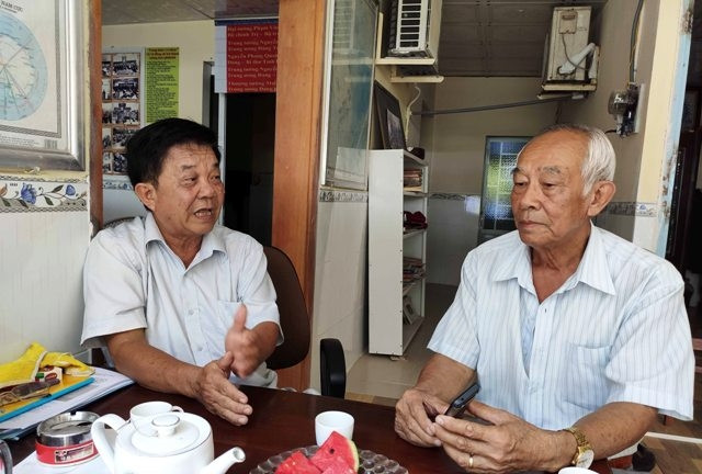 Thiếu tướng Trần Vinh Quang, nguyên Chủ nhiệm Chính trị Bộ Tư lệnh Quân khu 9, nguyên Thứ trưởng Lao động, Thương binh và Xã hội (trái) và đồng chí Huỳnh Xuân Phong..