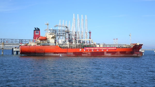 Lô hàng xăng A95 đầu tiên được xuất xưởng ngày 8-5-2018 của NSRP.