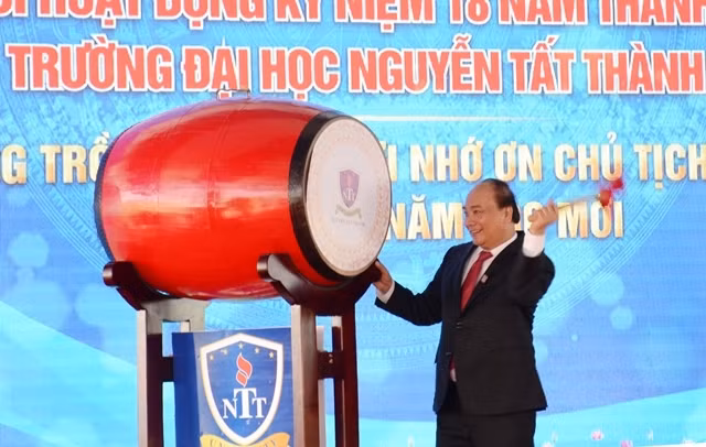 Thủ tướng Nguyễn Xuân Phúc đánh trống khai giảng năm học mới tại Trường đại học Nguyễn Tất Thành.
