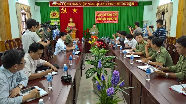 Đại tá Nguyễn Văn Nhiều, Trưởng phòng Tham mưu, Công an tỉnh Bình Thuận cung cấp thông tin về vụ án cho phóng viên các cơ quan báo chí. 