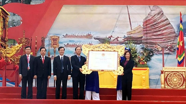 Trao bằng công nhận Di sản văn hóa phi vật thể quốc gia cho đền Cửa Ông.