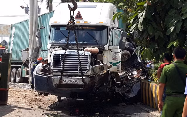 Tạm giữ tài xế container lấn làn tông ô-tô khiến năm người tử vong