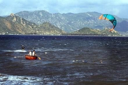 Bãi tắm đẹp trở thành nơi khai thác tôm hùm con trông rất lộn xộn, nhếch nhác