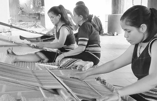 Phụ nữ dân tộc Ba Na học dệt thổ cẩm truyền thống.
