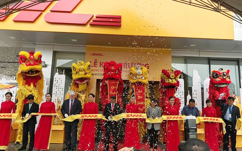 Các đại biểu cắt băng khai trương Trung tâm khai thác mới tại Hà Nội.