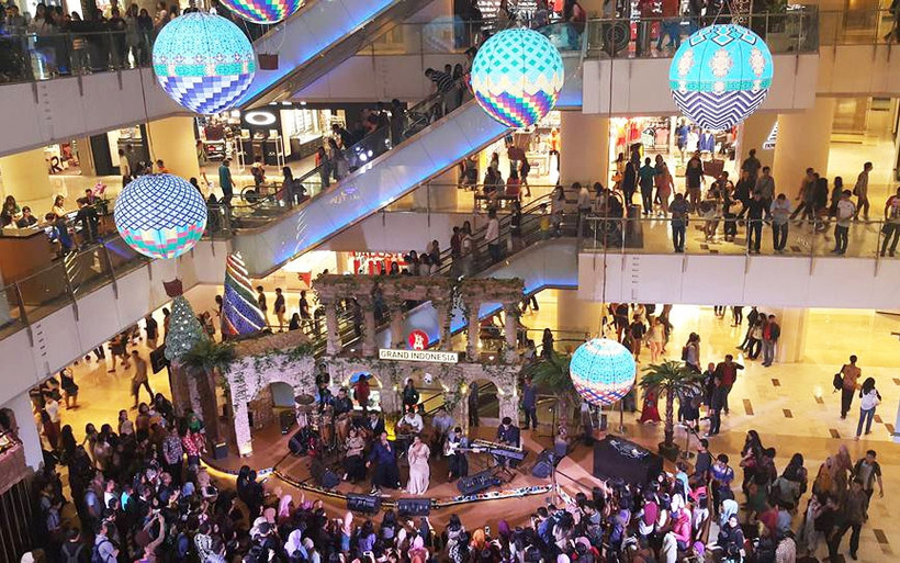 Trước lễ Lebaran, người dân tập trung đến các trung tâm thương mại được trang hoàng đẹp mắt để chuẩn bị cho ngày lễ và sinh hoạt cộng đồng (Ảnh: NT)