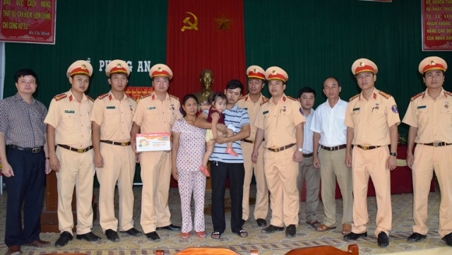 Đại diện C67 và PC67 trao quà và chia sẻ mất mát với các gia đình có người thân chết trong lũ.