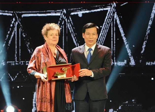 Bộ trưởng Văn hóa, Thể thao và Du lịch Nguyễn Ngọc Thiện trao giải thưởng phim dài xuất sắc nhất cho bộ phim Hồi ức 