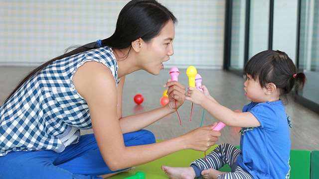 Ca hát giúp các bà mẹ chữa trị chứng trầm cảm sau sinh. Ảnh: HUFFINGTON POST