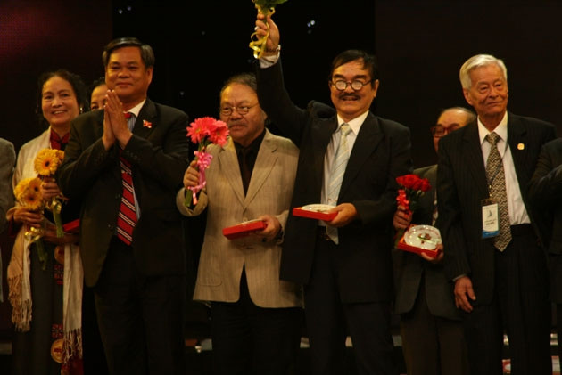 NSND Đoàn Dũng (áo vest sáng, đưng giữa) được vinh danh tại LHP 17.