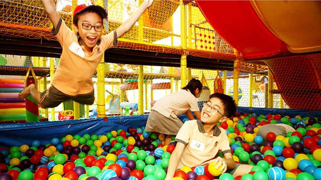 Trẻ em thỏa sức vui chơi trong những khu giải trí hiện đại.