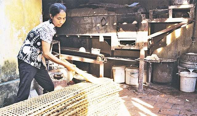 Thổ Hà giờ đây còn nổi tiếng với nghề làm bánh đa, bánh đa nem và mì gạo.