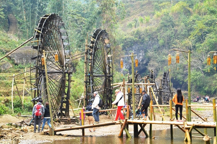 Du khách tham quan bản Cát Cát ở xã San Sả Hồ, huyện Sa Pa (Lào Cai).