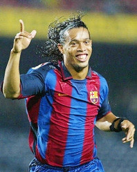 Ronaldinho phải tăng tiền chu cấp cho con ngoài giá thú