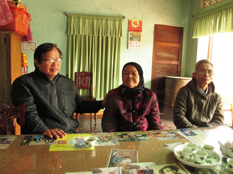 Mẹ Việt Nam Anh hùng Lê Thị Trị cùng cán bộ lão thành xã Ðiện Thắng ôn lại chuyện xưa.