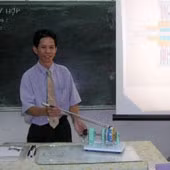 Thầy Đào Vĩnh Hiệp đang
giới thiệu mô hình động cơ
hai kỳ và bốn kỳ do mình
sáng chế.