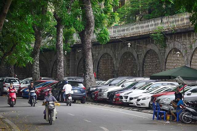 “Số phận” của 127 vòm cầu dẫn đường sắt khu vực Phùng Hưng vẫn đang vướng nhiều khó khăn và rào cản.