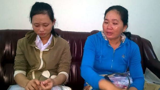 Bà Võ Thị Tâm cùng con gái là TS Nguyễn Vũ Trâm, trú tại xã Tam Dân, huyện Phú Ninh (Quảng Nam) vừa khóc vừa trình bày sự việc với phóng viên. 