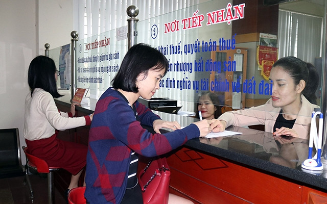 Cán bộ Cục Thuế Nghệ An hướng dẫn thủ tục cho người nộp thuế.