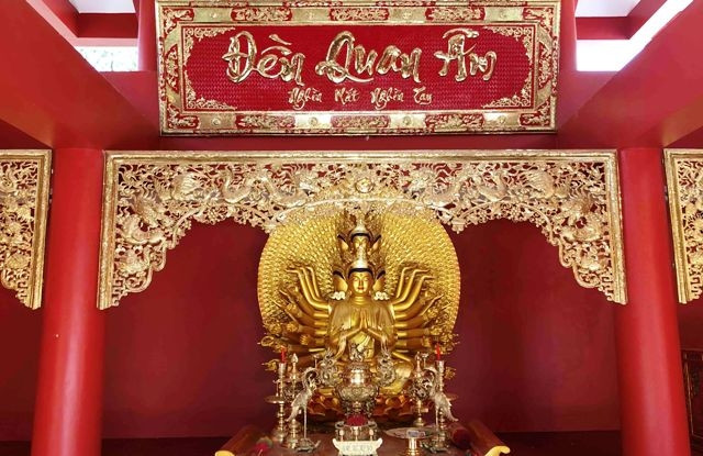 Tượng Quán Âm "thiên thủ thiên nhãn" bằng nhựa tại Đền Quán Âm trên đỉnh Núi Sam. 