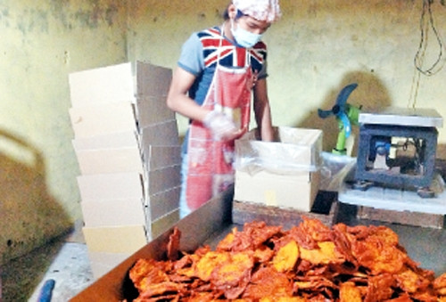 Khô heo của cơ sở sản xuất Nguyên Vân giống hệt như khô bò, khi ra đến chợ lẻ, tiểu thương có thể "hóa phép" thành khô bò, bán với giá từ 300.000 đến 500.000 đồng/kg.