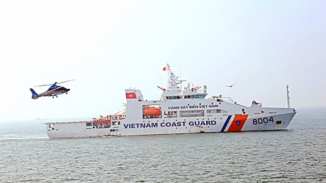 Nghiệm thu sân đỗ máy bay Tàu Cảnh sát biển đa năng 8004 do Nhà máy Z189-Tổng cục Công nghiệp Quốc phòng( Bộ Quốc phòng) đóng mới. Ảnh: Tuyên Huấn.