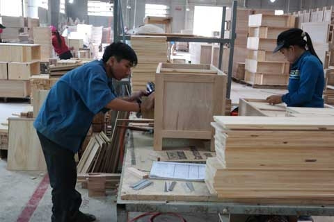 Sản xuất đồ gỗ gia dụng xuất khẩu tại Công ty cổ phần kỹ nghệ gỗ Tiến Đạt (Bình Định). Ảnh: MINH HUỆ