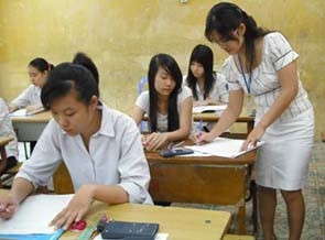 Giám thị làm thủ tục trước giờ thi.