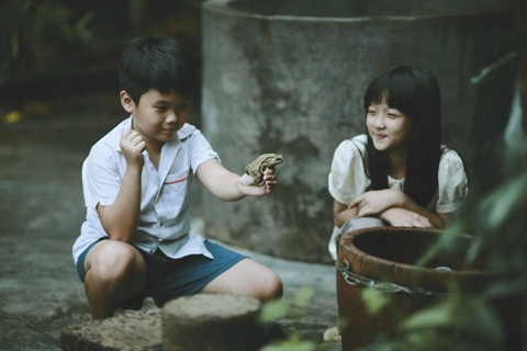 Cảnh phim Tôi thấy hoa vàng trên cỏ xanh.