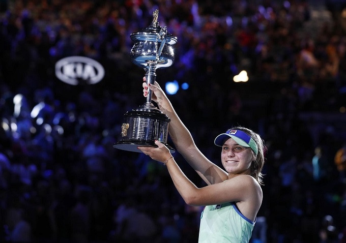 Sofia Kenin nâng cao chiếc cúp vô địch Úc mở rộng sau chiến thắng trước Garbine Muguruza trong trận chung kết. (Ảnh: Reuters)