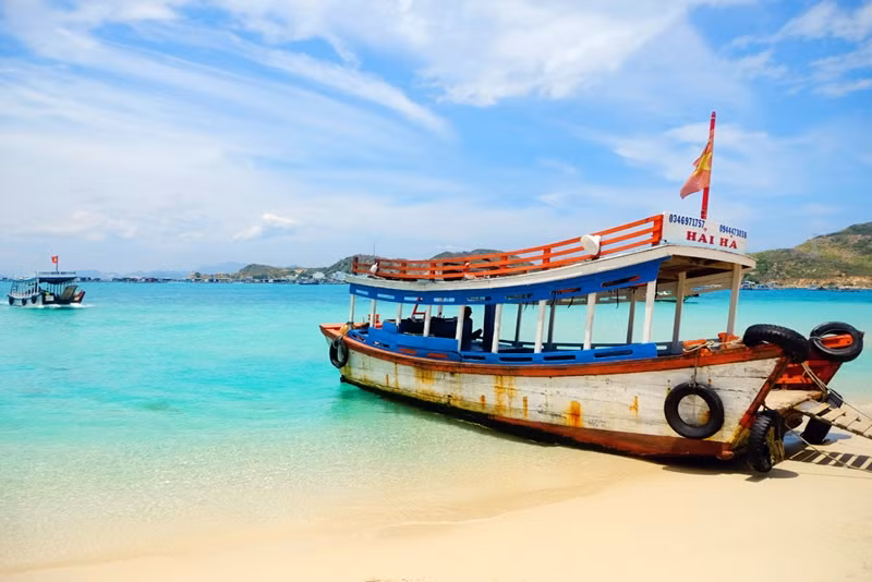 Bãi Kinh nước xanh như ngọc bích, là bến thuyền chính từ đất liền để ra đảo Bình Hưng. Bãi Kinh nằm dưới chân cung đường biển tuyệt đẹp Vĩnh Hy - Bình Tiên, bạn có thể di chuyển hai hướng từ thành phố