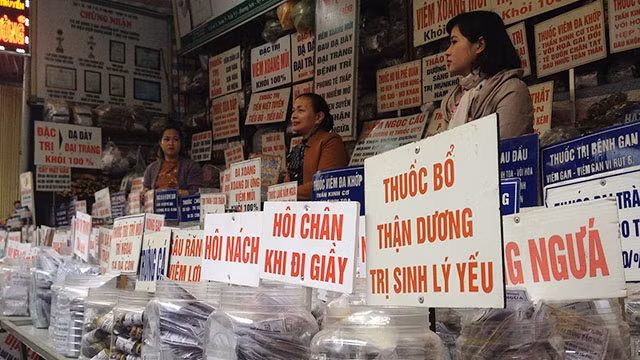 Cảnh bày bán các loại “thần dược” tại chùa Hương.