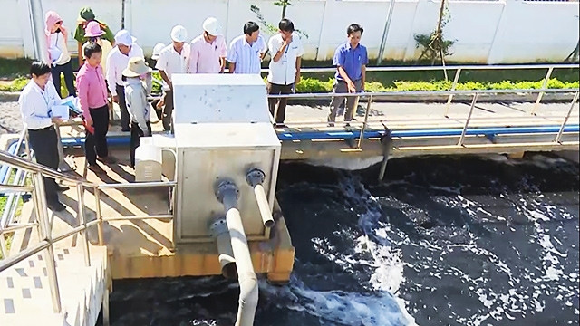 Cơ quan chức năng tỉnh Quảng Trị kiểm tra hệ thống xử lý nước thải của công ty.