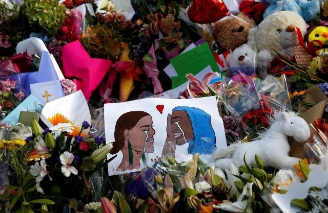 Người dân đặt hoa, tranh vẽ... gần hiện trường vụ xả súng để tưởng nhớ những người đã khuất. (Ảnh: Reuters)