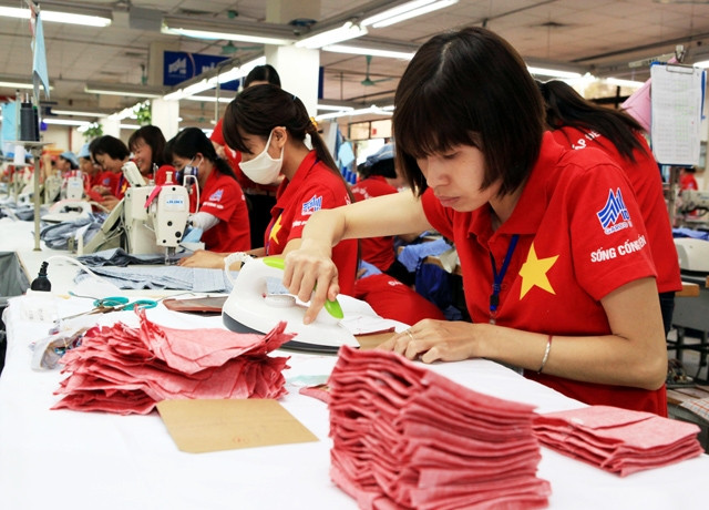 Dệt may hiện là một mũi nhọn xuất khẩu của nền kinh tế. Ảnh: KIM LIÊN