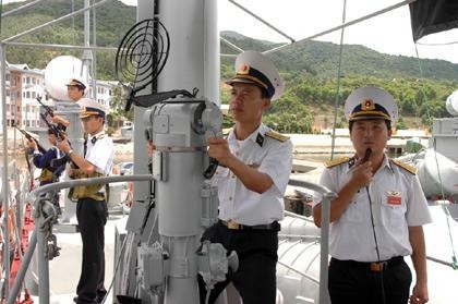 Cán bộ, chiến sĩ Lữ đoàn tàu tên lửa, phóng lôi 172 (Bộ Tư lệnh Vùng 3 Hải quân) luyện tập phương án chiến đấu bảo vệ ch