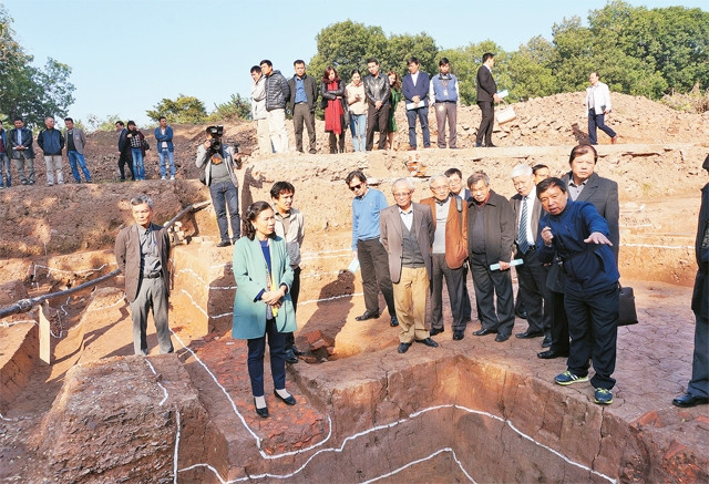 Các nhà khoa học khảo sát công trường khảo cổ Hoàng thành Thăng Long.