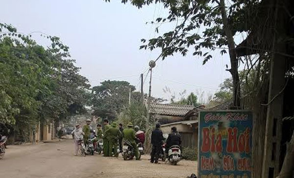 Lực lượng chức năng chốt chặt các ngả đường nhằm truy bắt phạm nhân.